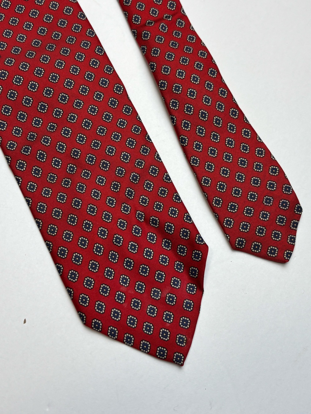 Robert Talbott for A.O.White Classic Red Silk tie - Picture 3 of 7